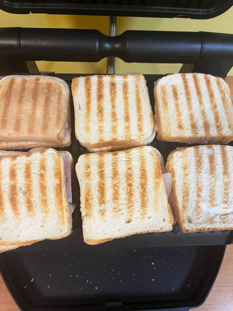 6 tostów w tosterze gotowych do jedzenia.