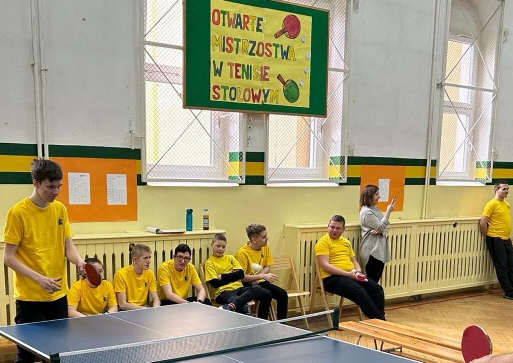 Dwoje zawodników grających przy stole tenisa stołowego.