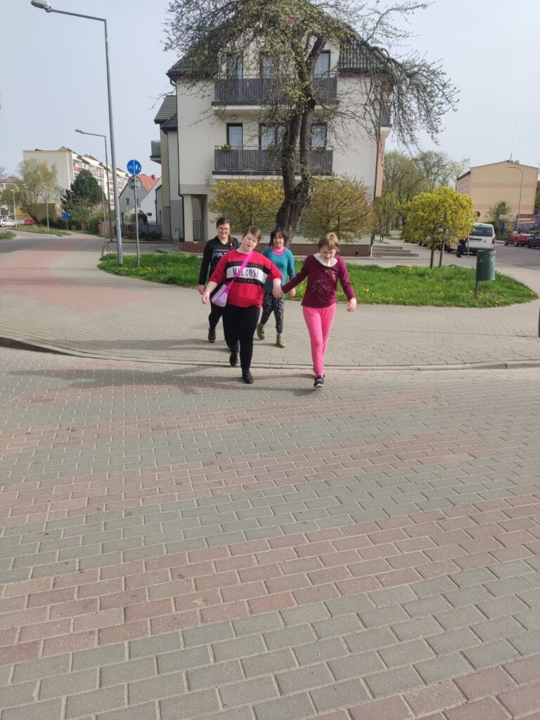 Grupa dziewczynek przechodzi przez ulice